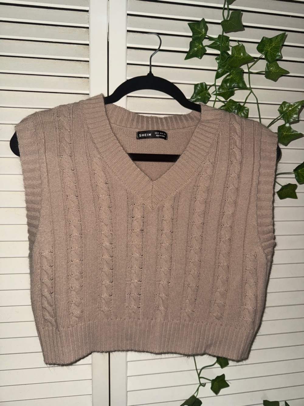 SHEIN Cable Knit Sleeveless Sweater Vest
